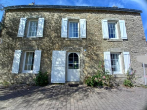 Maison chaleureuse en pierre entre mer et campagne